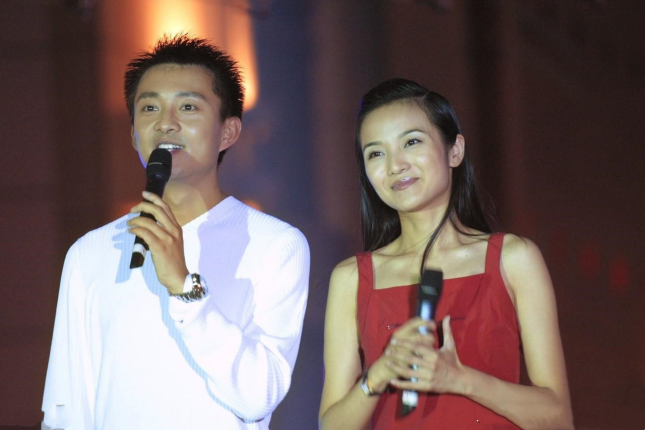 回顾山东媳妇管彤26岁进央视42岁做妈妈50岁被丈夫宠成宝