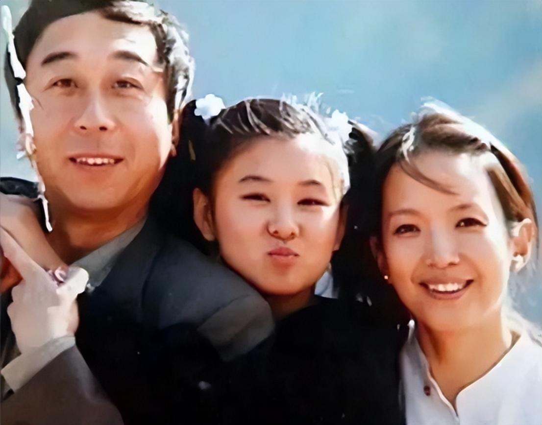 回顾李小萌出道22年与王雷相爱16年生二子生活幸福甜蜜