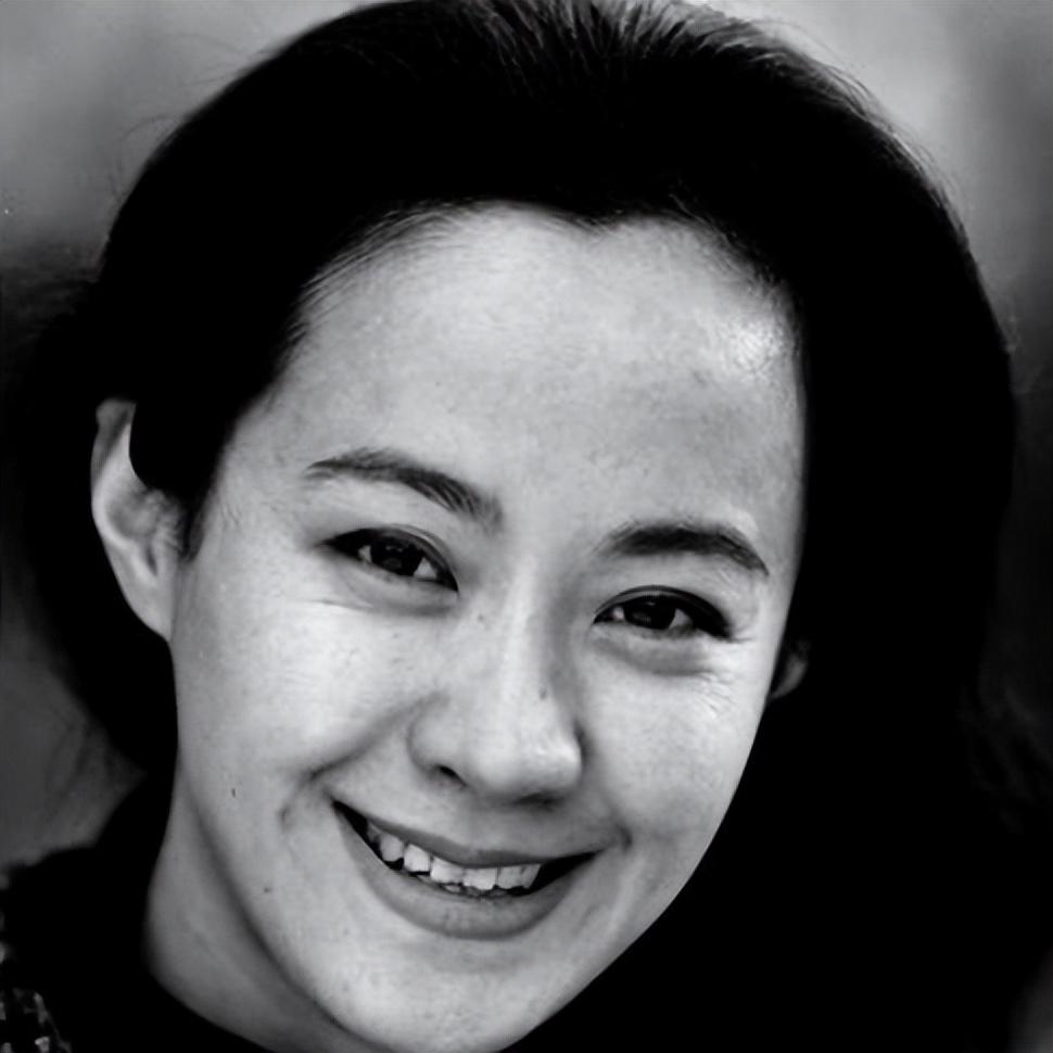 回顾剧雪嫁大13岁导演无儿无女不愿在演艺圈拍戏前夫病逝7年了