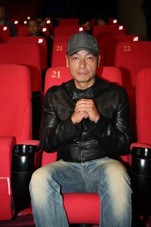 回顾王挺为父母离异落泪帮爸爸还掉千万巨债后40岁与家人和解