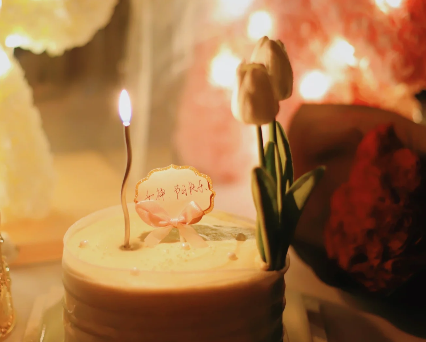 ""让蜡烛代替所有灯.""一岁一礼一寸欢喜.""让一让,让一让过生日了.