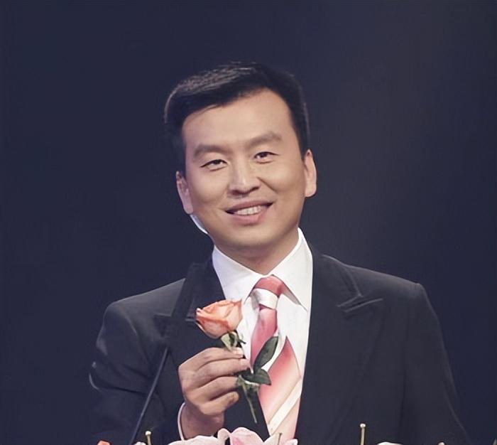 回顾张泽群扎根央视27年55岁老来得子无奈和瘫痪母亲分居两地