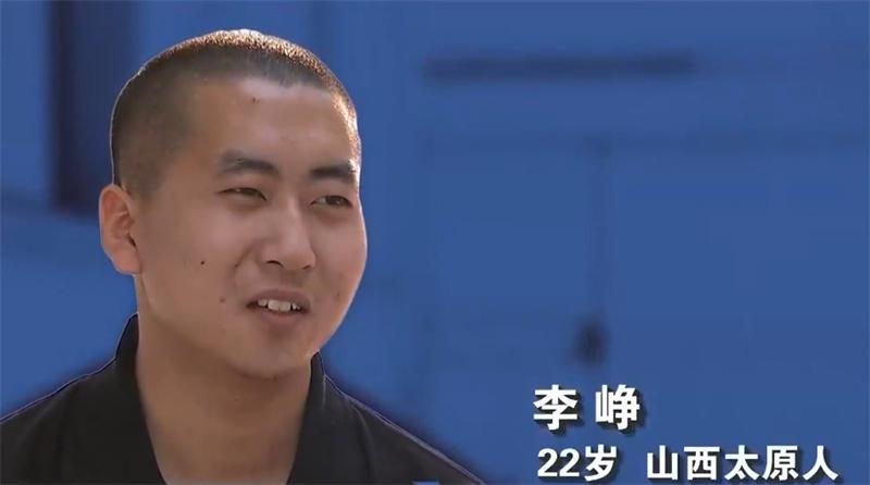 22岁的社会小青年李铮在无所事事地晃荡了一年后,觉得不能再这么下去