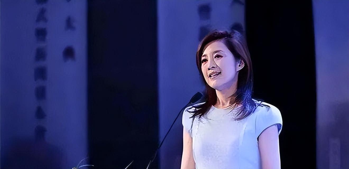 回顾许戈辉事业巅峰期离开央视嫁富商后与丈夫前妻亲如姐妹