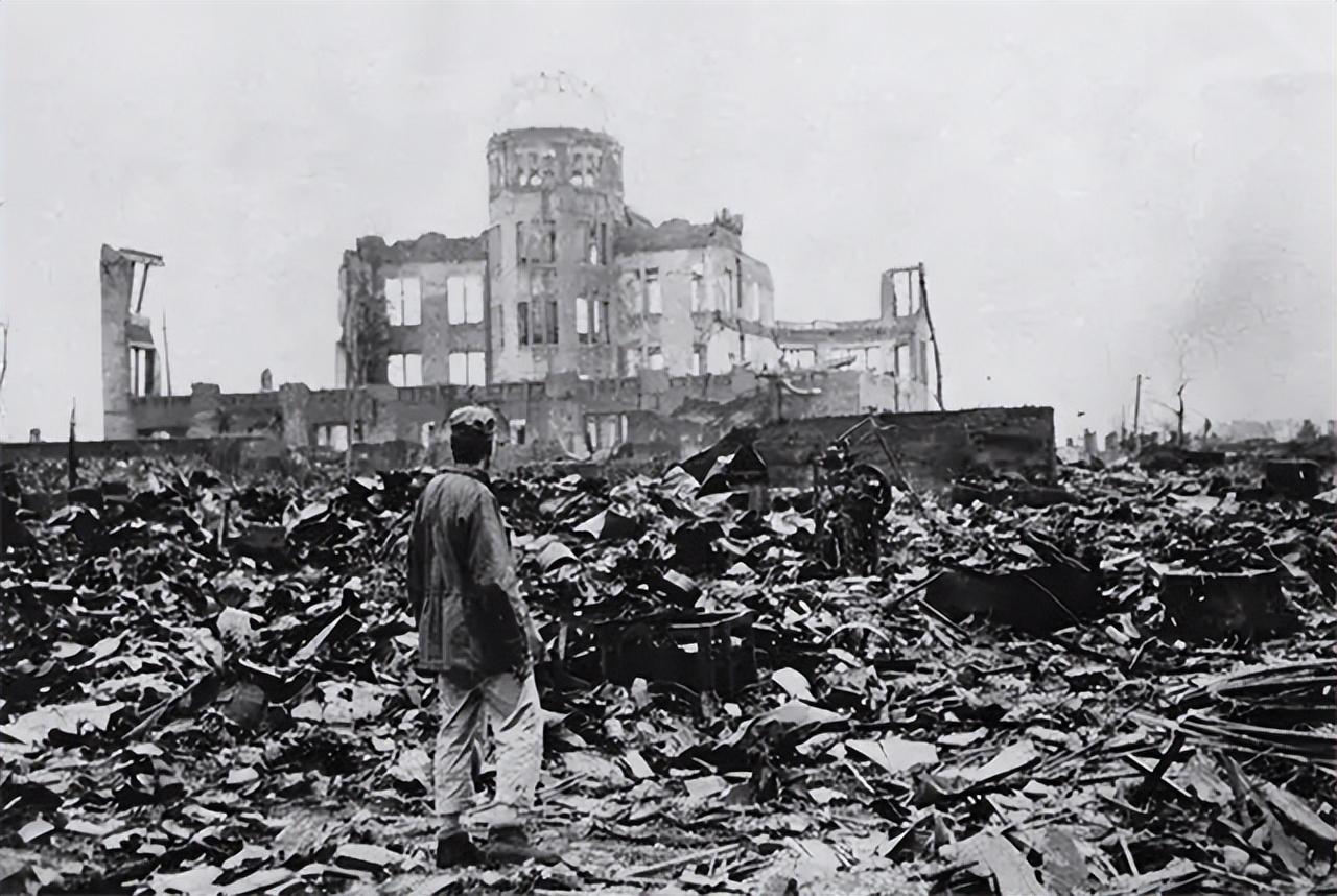 1945年7月26日,中美英三国联合发布了《波茨坦公告》,要求日本无条件