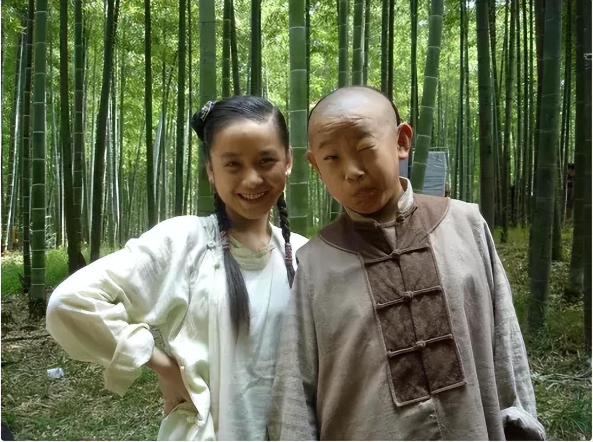 回顾侯祥9岁停止发育出道18年只能演小孩和妻子同框被嘲像母子