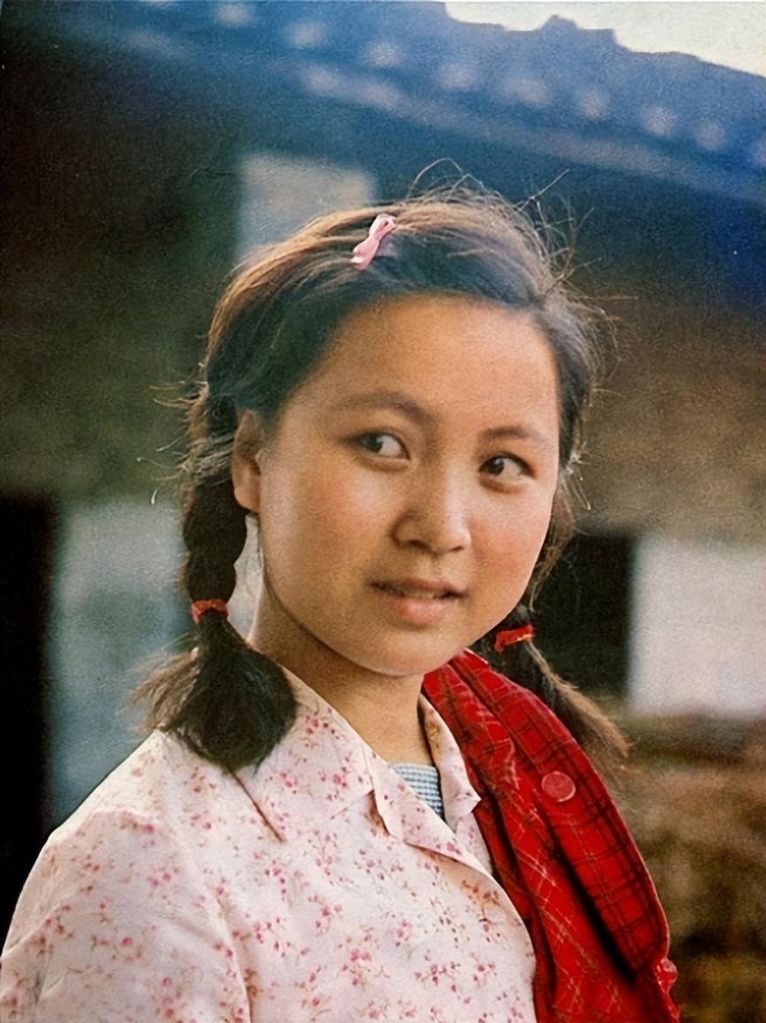 回顾演员赵越嫁二婚佟凡恩爱25年57岁无儿无女亦无悔