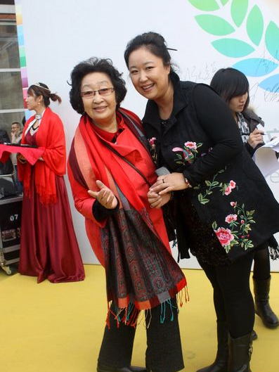 彭玉19岁那年,已经成为了话剧团里的一枝花.