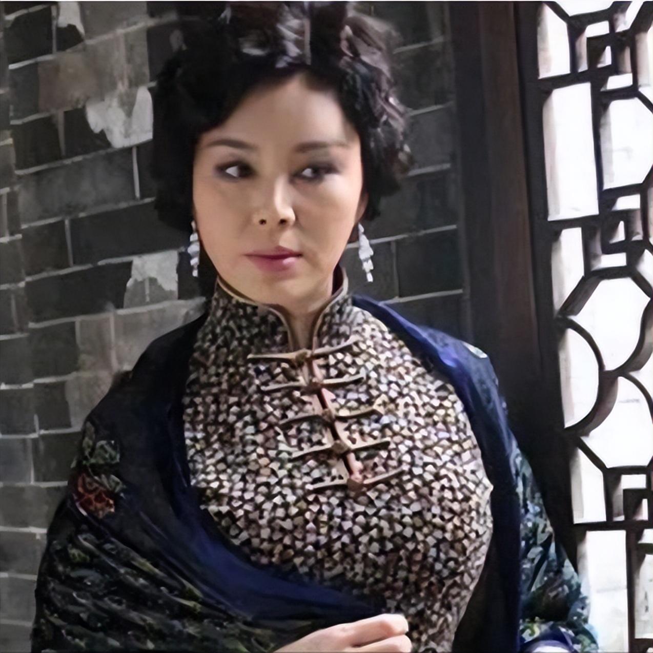 回顾她20岁结婚孩子2岁被离婚复出成名2婚丈夫骗她1000万