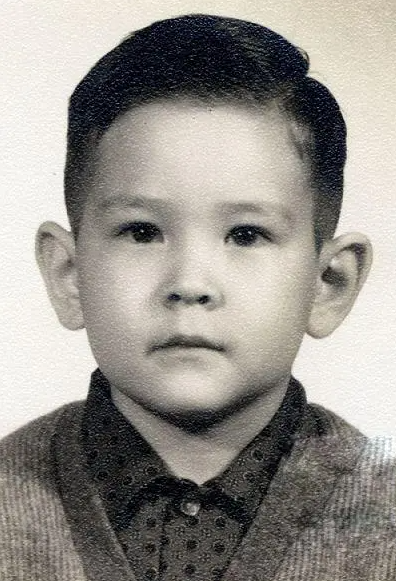 费翔的妈妈叫毕丽娜,爸爸叫费伟德.两人的相遇来自一张照片.