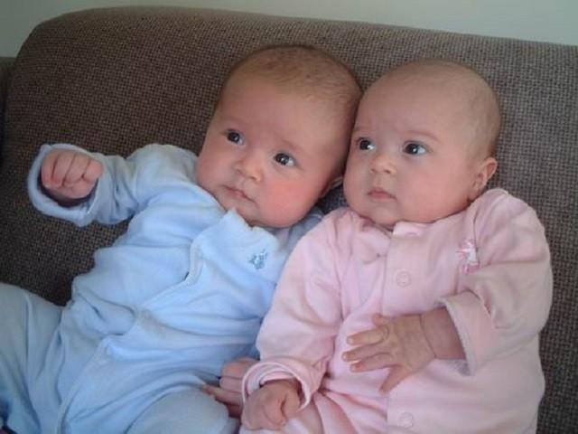 回顾前央视主持赴英留学生子离婚后独自带两娃结果如何