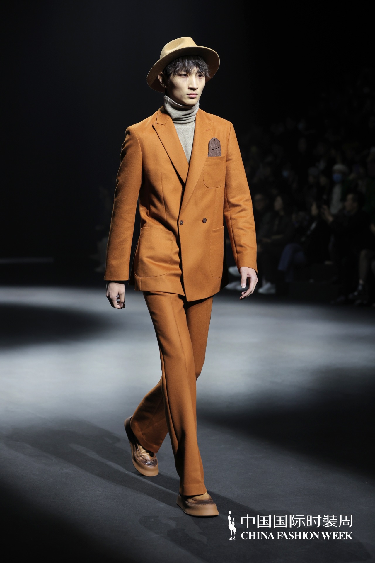 24秋冬流行趋势发布秀葳蕤启序演绎未来时尚