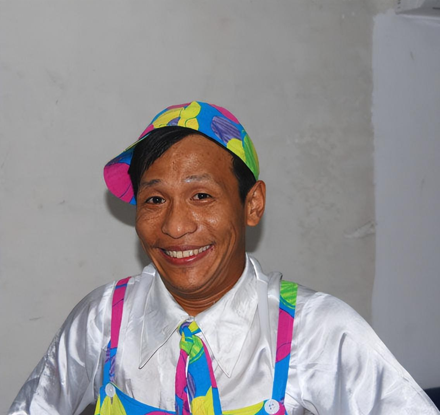 一句"你愿不愿意跟着我演二人转,包吃住",让包袱款款的宋小宝跟着他走