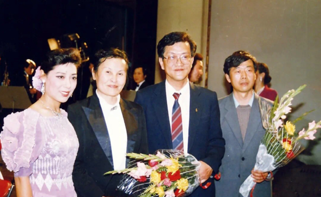 甚至说出了"你不走我就带着女儿走"这样的话来威胁他,施光南的反应出