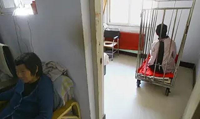 回顾河南母亲笼中养儿45年不离弃坚持喂养如今怎样了