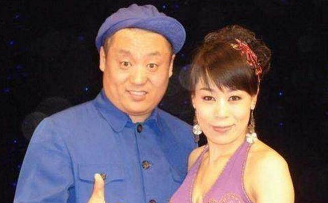 有次,宋晓峰在准备上台表演的时候,突然被告知搭档没办法出场.