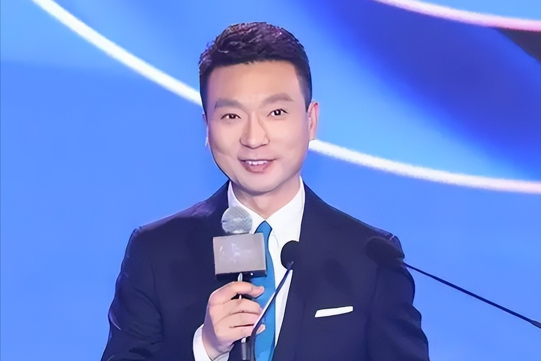 回顾央视一哥康辉坚持丁克23年52岁的他坦言自己后悔了
