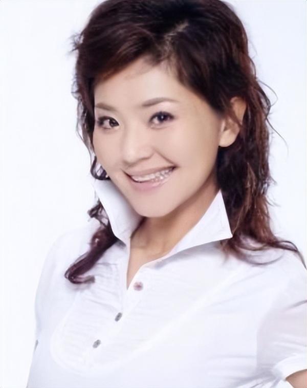 回顾主持人方琼嫁大8岁领导为闪婚大丈夫生儿子活成人生赢家