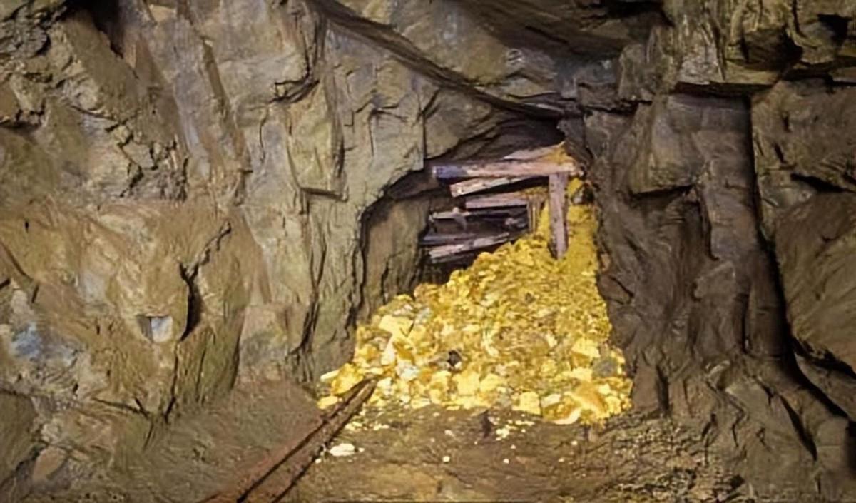 80年代山西农民砍柴发现藏金洞拿2块金砖到银行兑换当场被抓