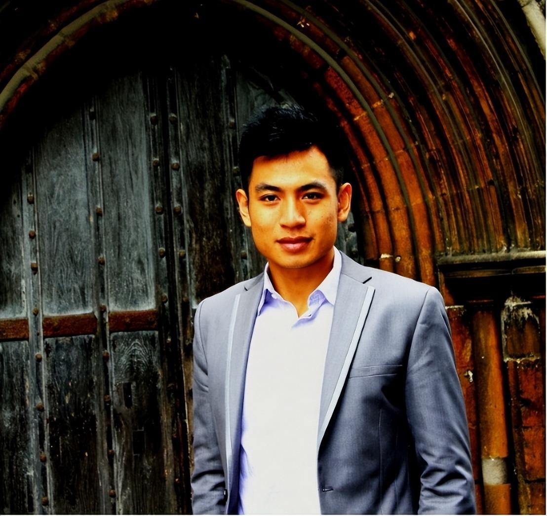 回顾央视主播何岩柯含泪拯救母亲将爱扩散今40岁未婚也幸福