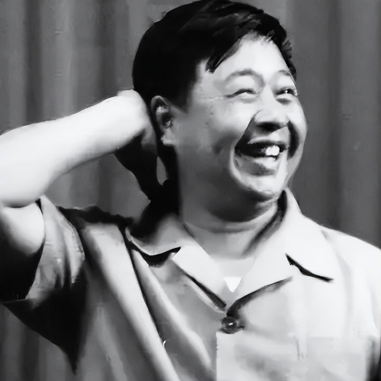 马季出生在北京,上学的时候,他的同学和相声演员常连安是亲戚,他就