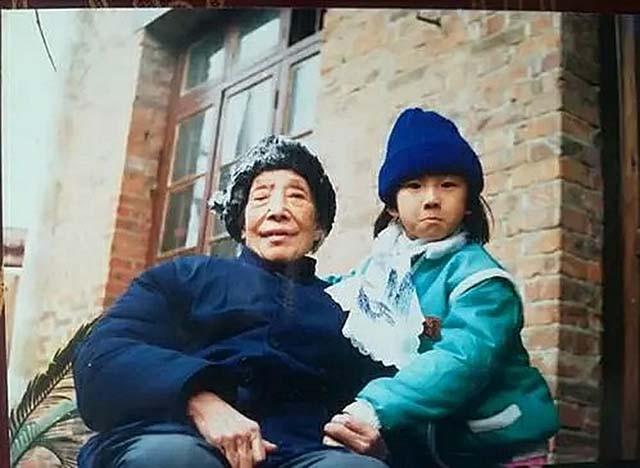 回顾少女扶被撞老太太牺牲用生命诠释美德追悼会千人送行