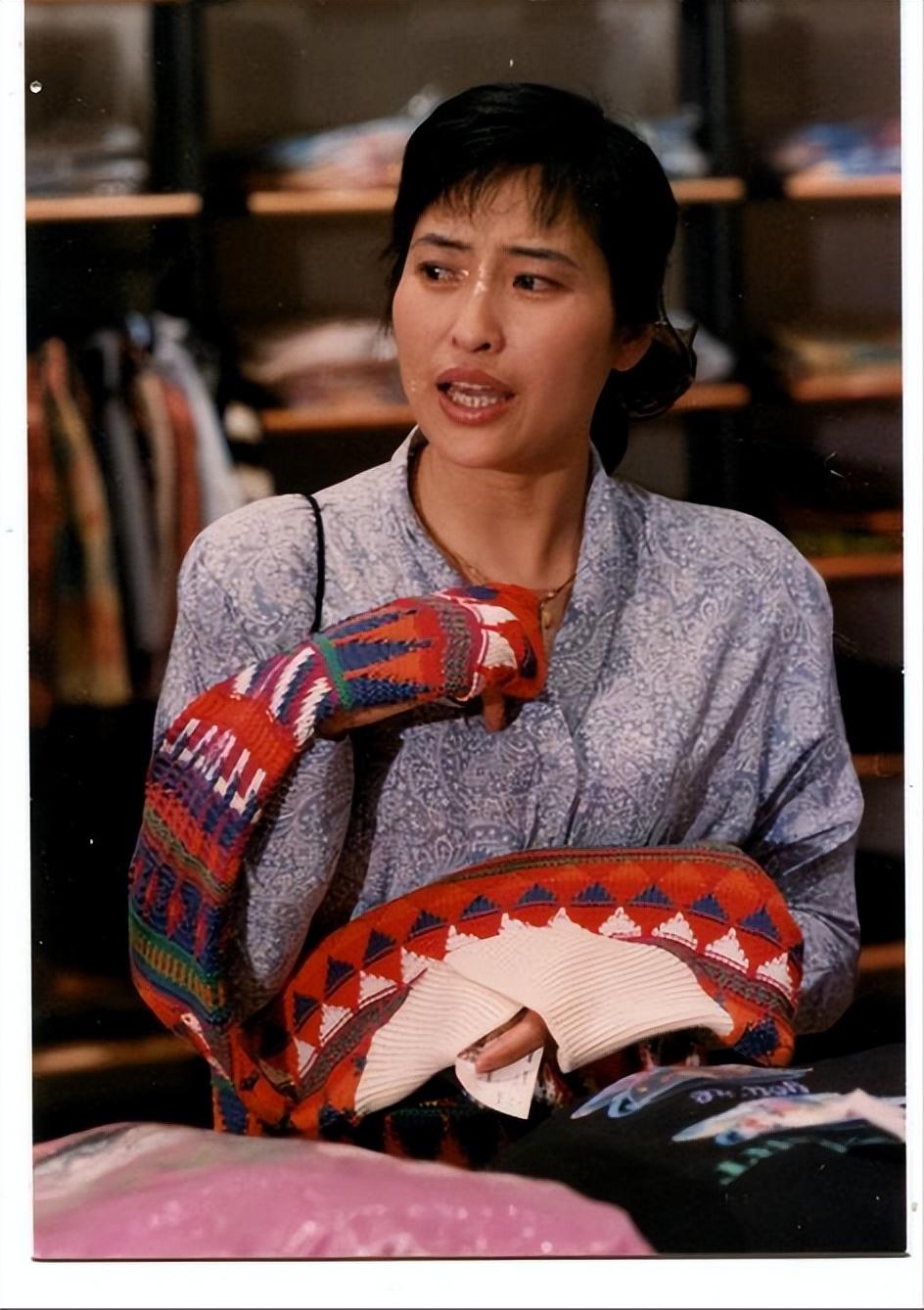 回顾知名演员许娣和初恋老公恩爱41年生一子拍戏收入全都交给他