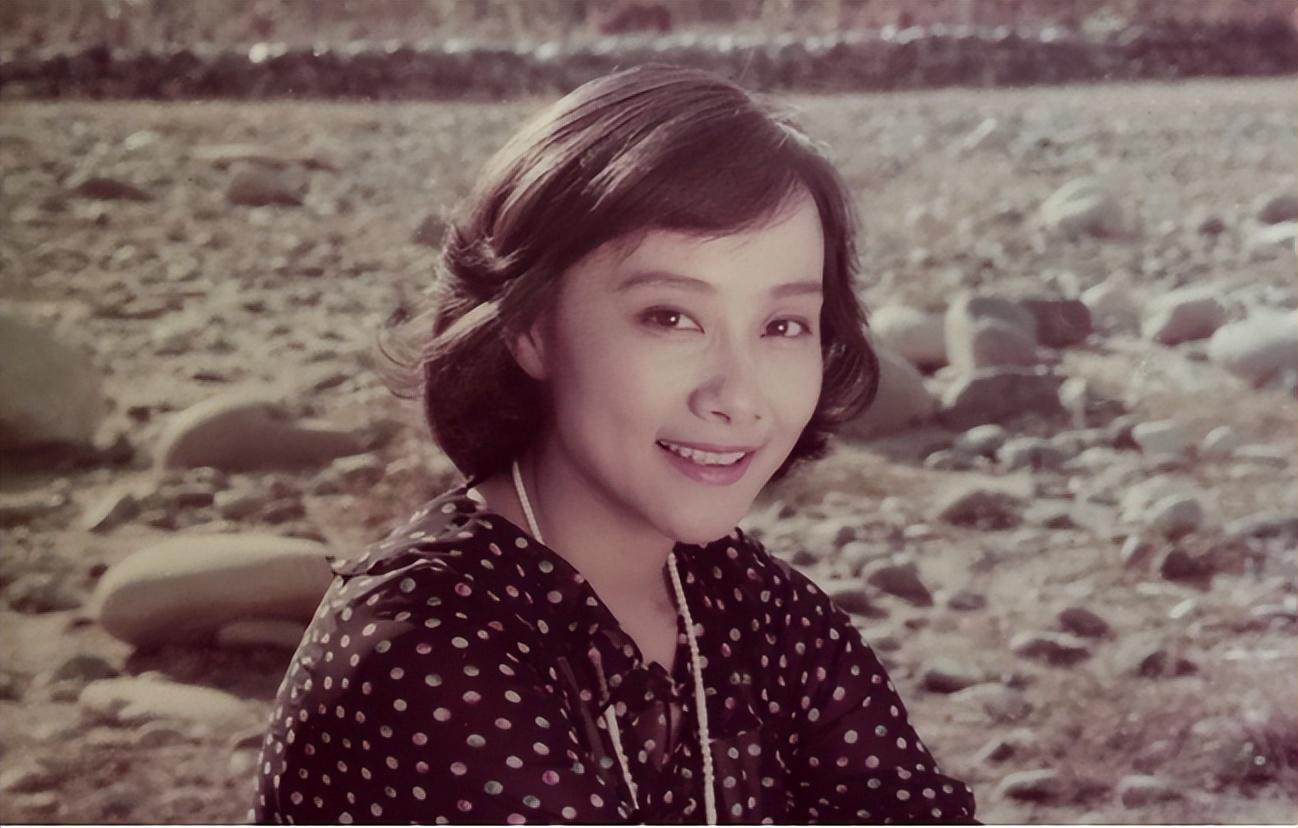 回顾演员黄梅莹命运坎坷嫁给金鑫后苦尽甘来恩爱38年生一子