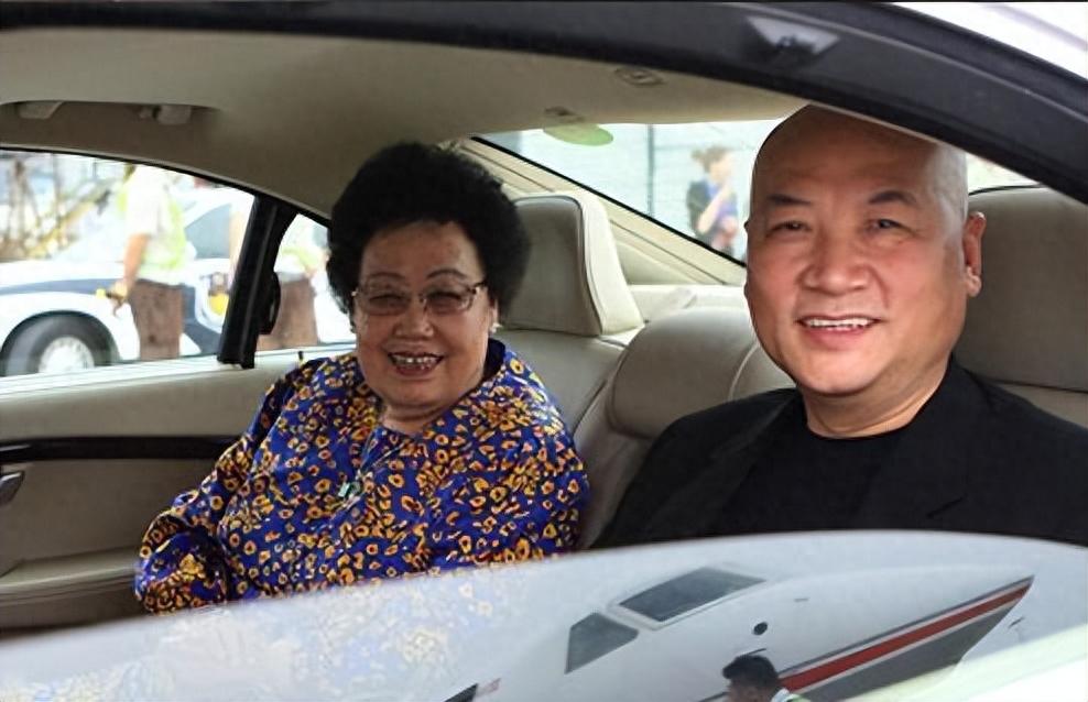 回顾陈丽华白手起家娶迟重瑞33年未生育如今仍相敬如宾