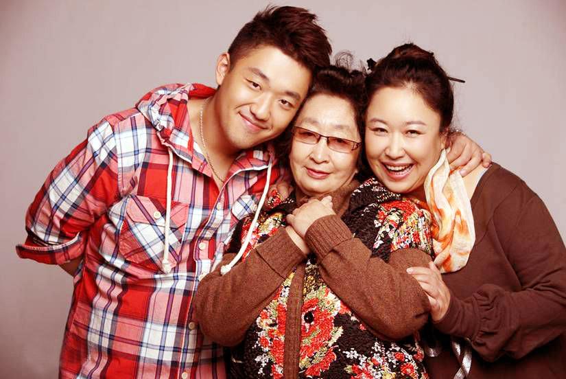 可突然有一天,邻居告诉彭玉她的小女儿赵珈琪爱上了一个水果摊贩子.