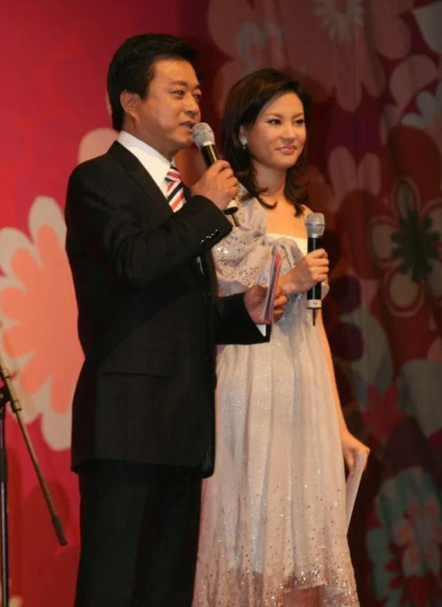 刘芳菲的前男友叫王益.