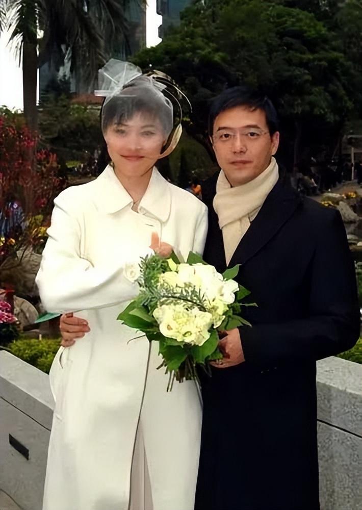 回顾张延嫁给大5岁的香港丈夫婚后生一女今一家三口其乐融融