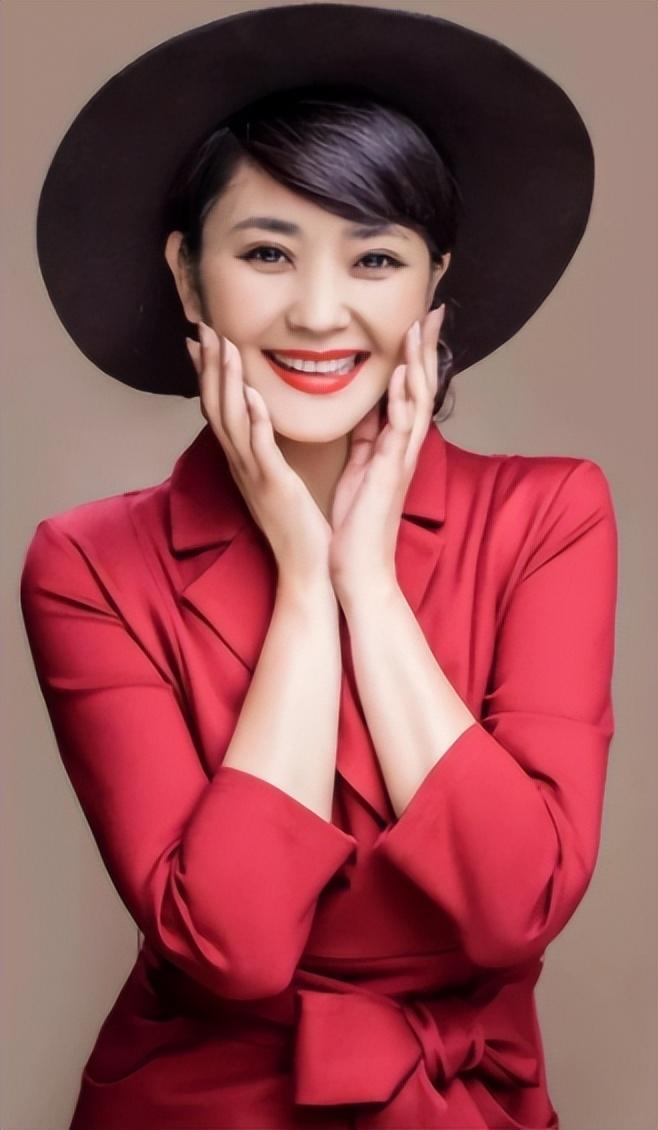 回顾主持人方琼嫁大8岁领导为闪婚大丈夫生儿子活成人生赢家