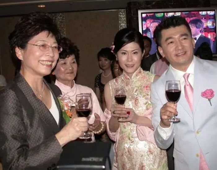 07年台湾富豪身价40亿娶日本首富独女9年后沦落街头卖起麻油鸡