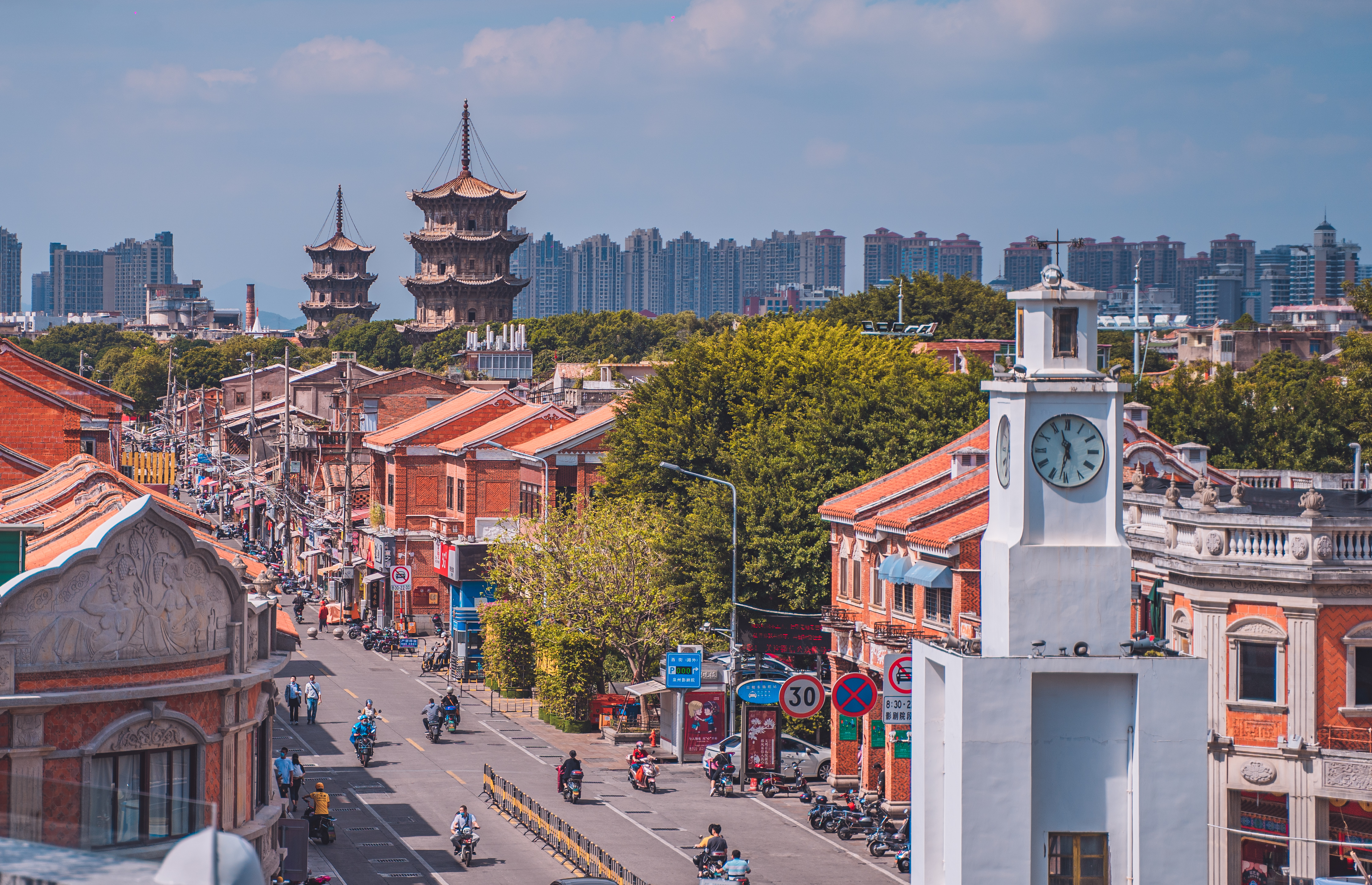 泉州,这座历史悠久的城市,白天里古街巷陌,文化古迹令人流连忘返;而到
