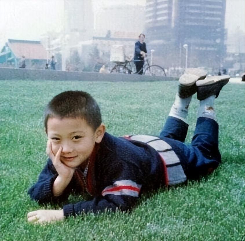 他爸爸黄忠东是当地很有名的富豪,他是家里的独生子.