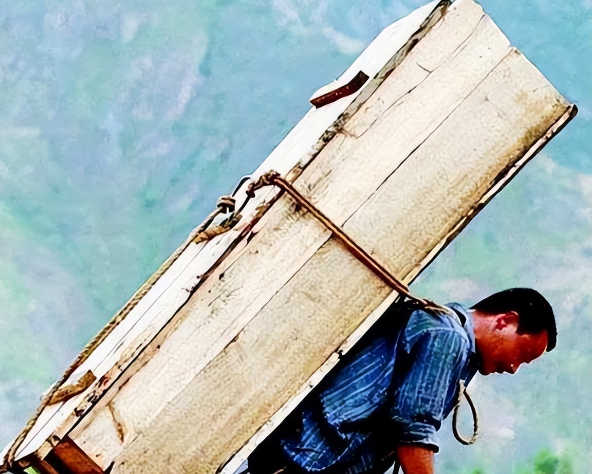 贵州背尸人:徒手攀爬悬崖,以背尸背棺材为生,三天三夜不吃不睡