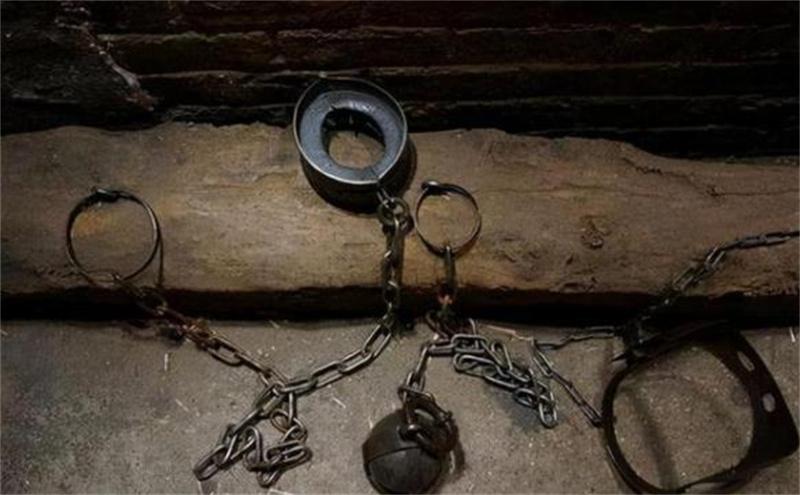 小丽告诉小红,每天吃饭时,曾强保都会把她手上的锁链打开.