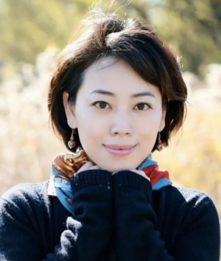 回顾劳春燕和丈夫分居17年38岁高龄生子51岁身材好似少女