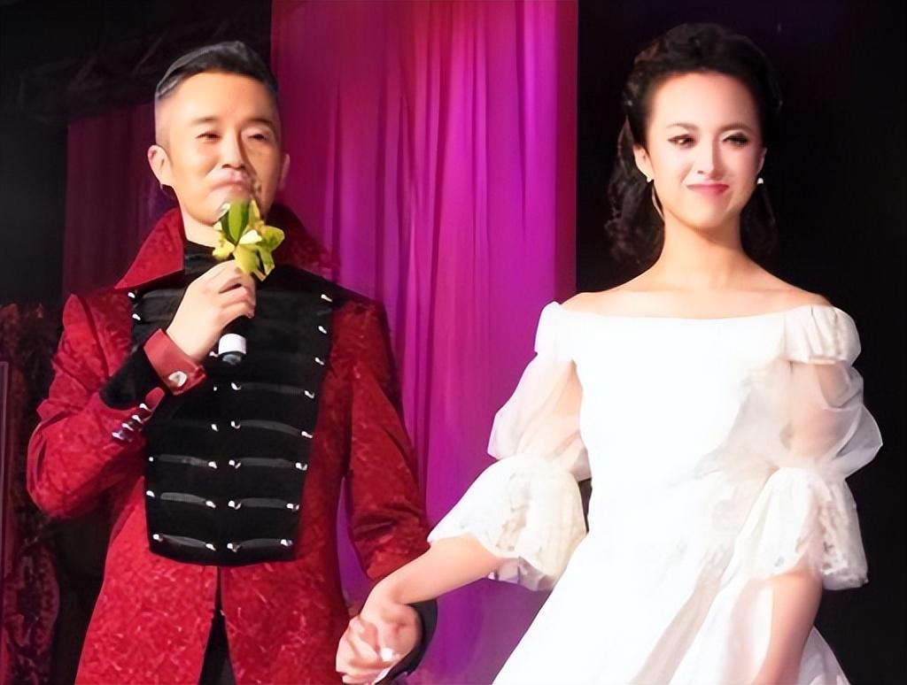 回顾曾是央视最美主持24岁嫁42岁患病丈夫对丈夫不离不弃