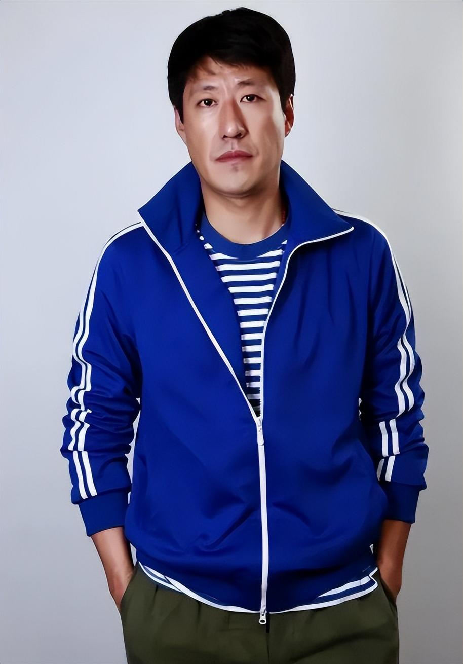 回顾于震二婚娶小13岁娇妻婚后连生三胎如今一家五口其乐融融