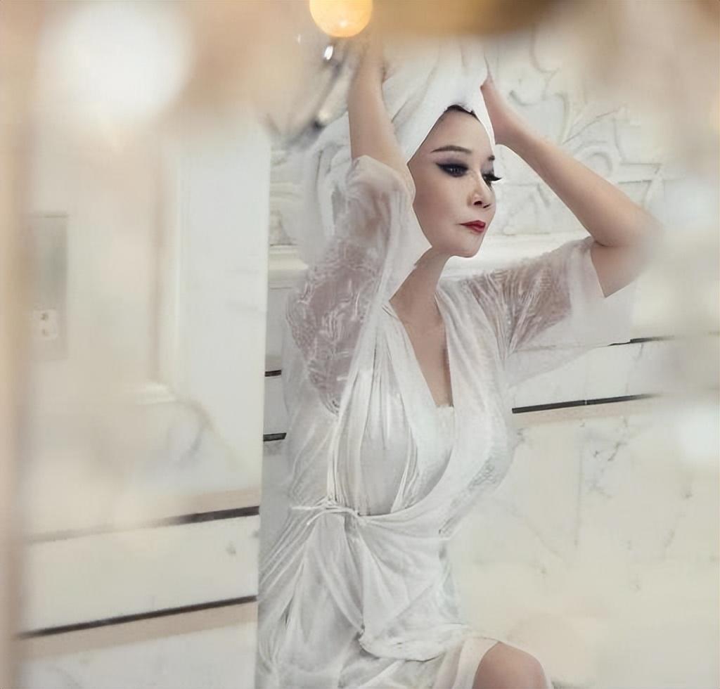 回顾整容脸上镜有多垮这就是张艺谋冯小刚不用整容脸的原因吧