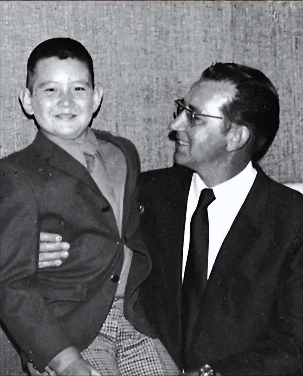 回顾费翔妈妈毕丽娜亲手拆散儿子的姻缘我离婚影响了他的一生