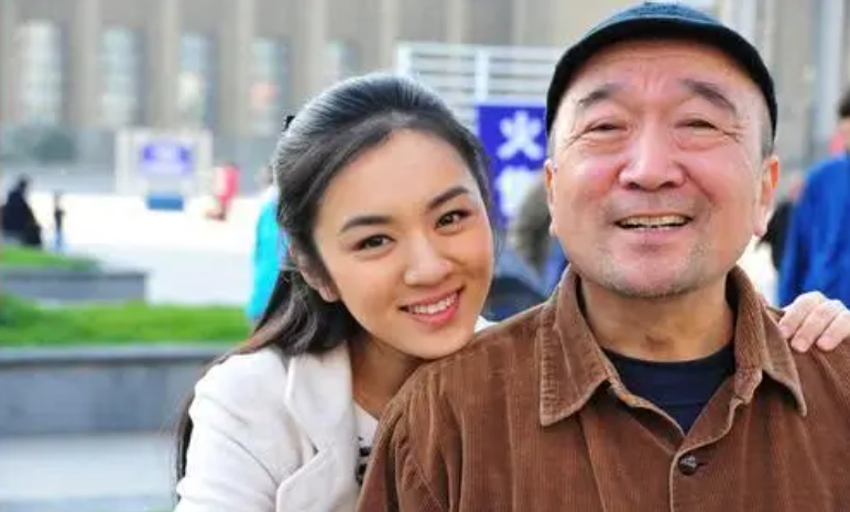 有次,李彧在拍戏时遇见了一个女大学生.