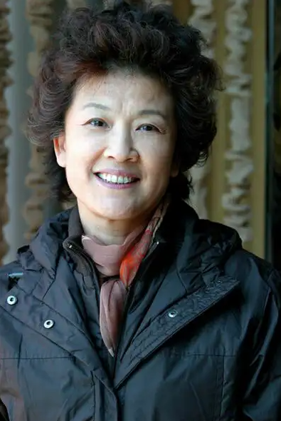 回顾国家演员宋春丽为拍戏放弃生子55岁领养女儿后怎样了