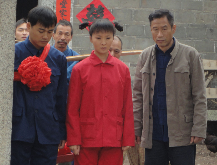 她是黄磊同班同学,与丈夫结婚24年零绯闻,12岁儿子长相帅气像她