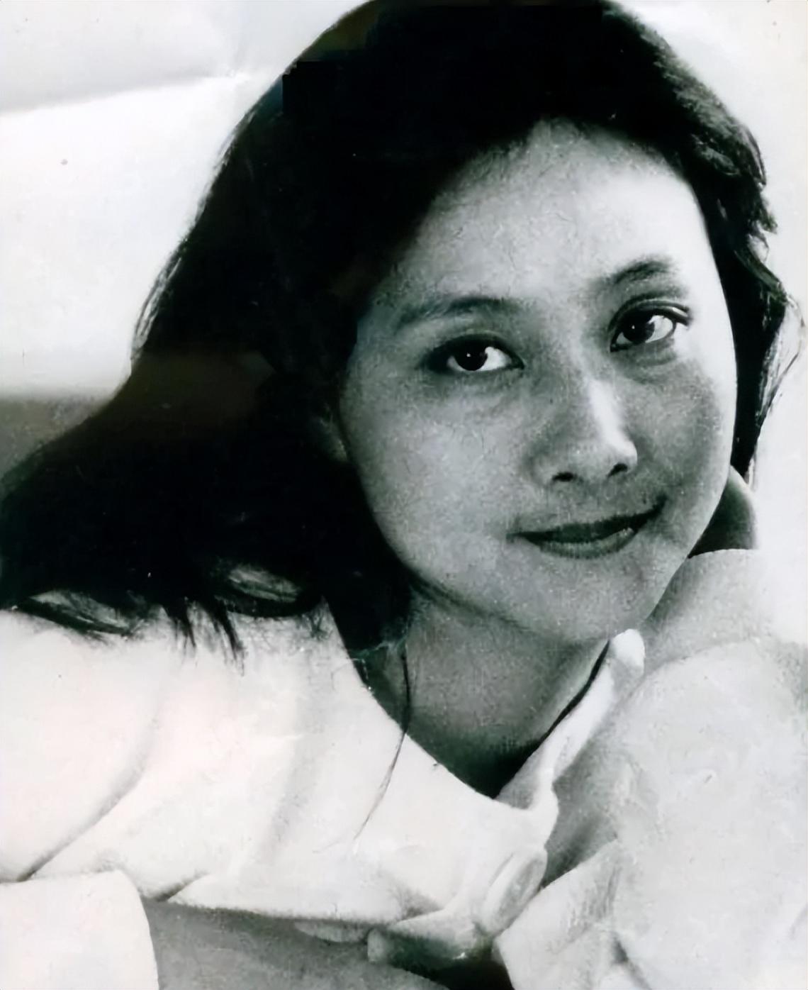 回顾演员黄梅莹命运坎坷嫁给金鑫后苦尽甘来恩爱38年生一子