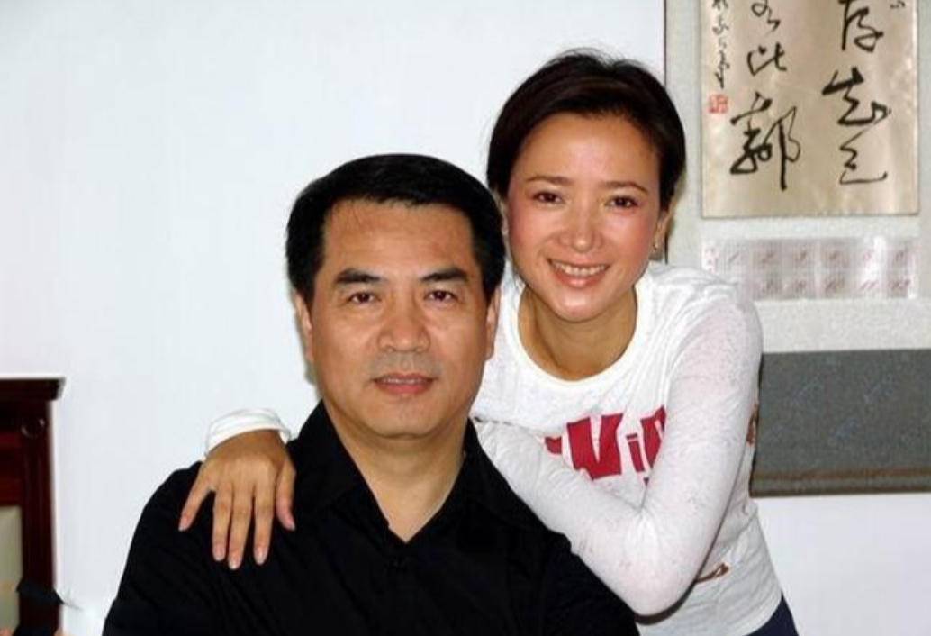 约廖京生一起吃饭,何晴带上了自己的儿子许何.