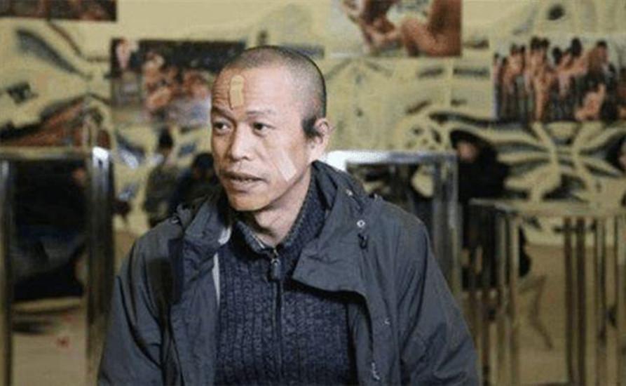 回顾何云昌取下肋骨制项链送给女朋友把自己浇筑在水泥里