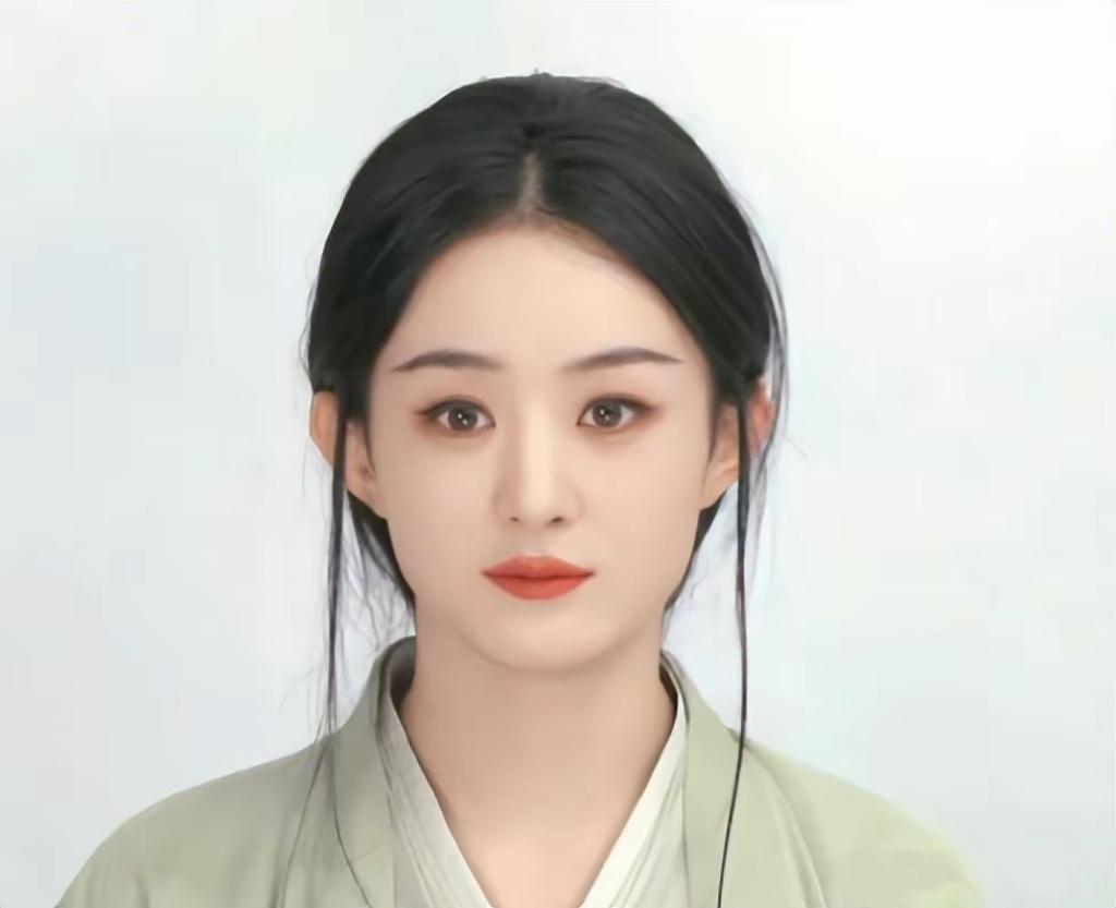 美景最是衬美人,脸颊清瘦的赵丽颖细描黛眉后褪青稚扬锐气,穿戴盔甲